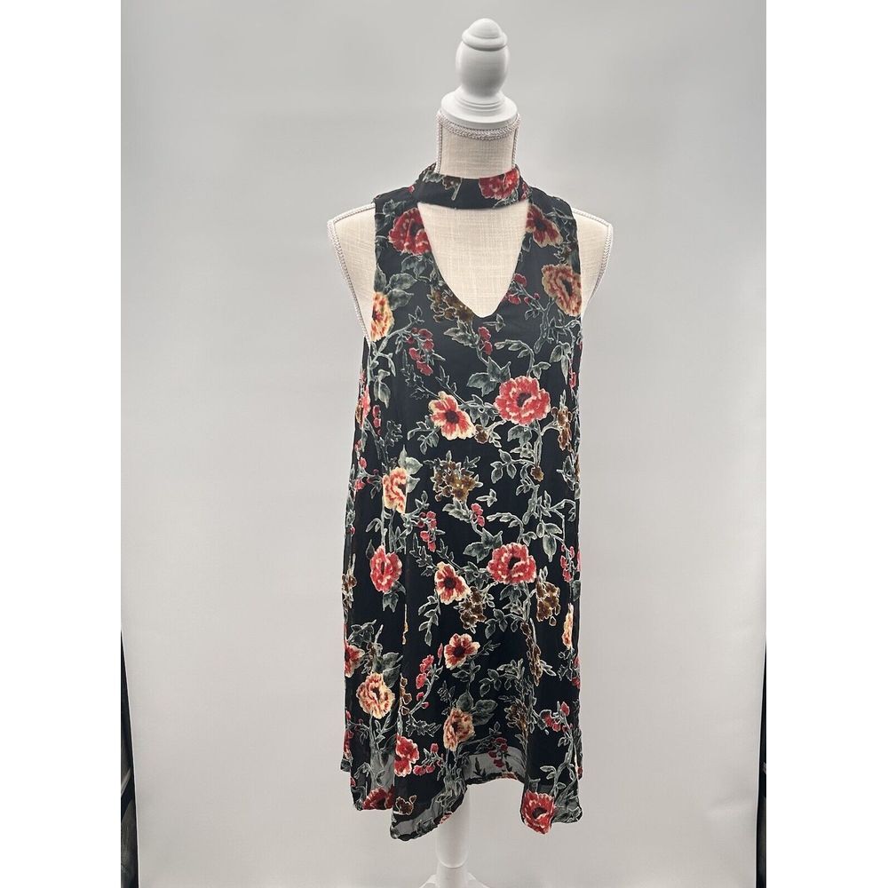 Morgan Claire Elegant and Stylish Floral High Neckline‎ Keyhole Swing Dress Med